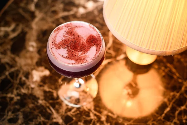 Cocktail alcolico cremisi nel bicchiere — Foto Stock