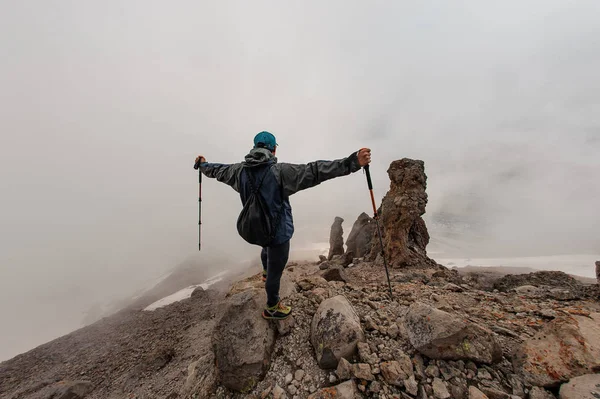 Ταξιδιώτης στέκεται στην κορυφή του βουνού με θρίαμβο — Φωτογραφία Αρχείου