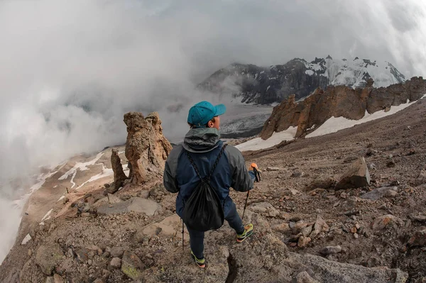 Viajero mira por encima del paisaje desde las montañas — Foto de Stock