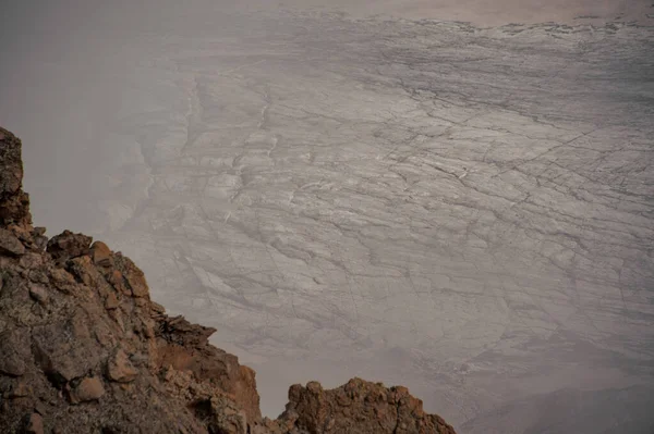 在雾气弥漫的高山岩石中的离奇风景 — 图库照片