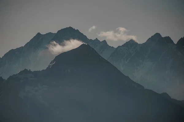 Vista di una cima di montagna di fronte al crinale — Foto Stock