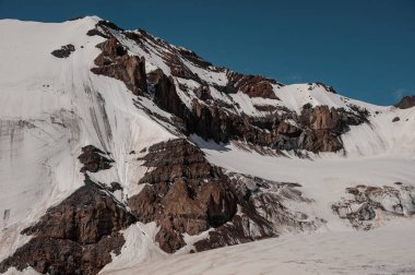 Güneşin altındaki dağların muhteşem manzarası