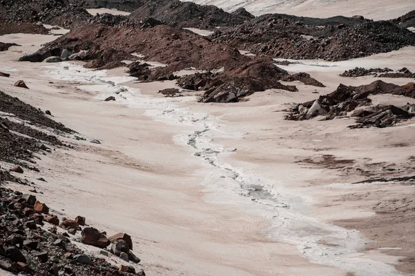 Tiro de gelo rachado no topo da montanha nevada — Fotografia de Stock