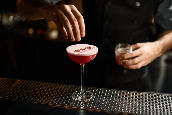 Close-up van een barman die een alcoholcocktail op de bar aanbiedt — Stockfoto