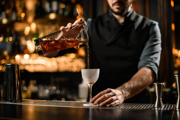 Close-up de barman masculino derramando bebida de coador — Fotografia de Stock