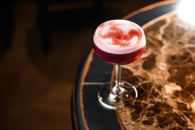 Serpilmiş alkol içeceği güzel bir masanın üstünde duruyor.