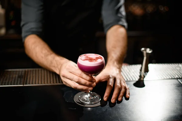 Läckra ser alkohol cocktail i bartenders händer — Stockfoto