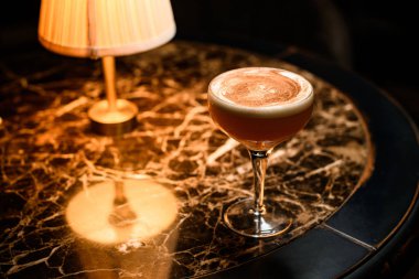 Serpilmiş alkol içeceği güzel bir masada duruyor.