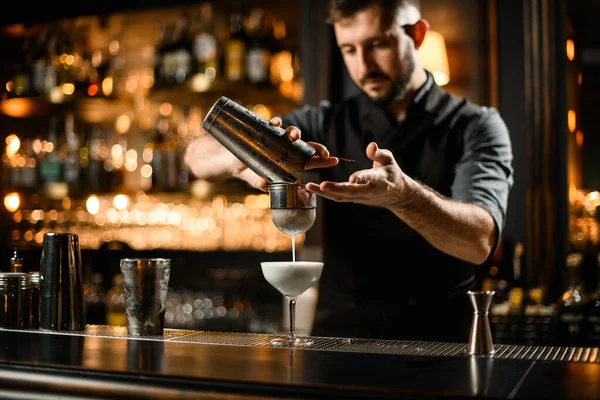 Erkek barmen paslanmaz çelikten kokteyl doldurur. — Stok fotoğraf