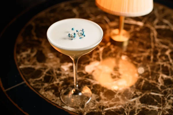 Cocktail com estandes de flores na mesa de mármore — Fotografia de Stock