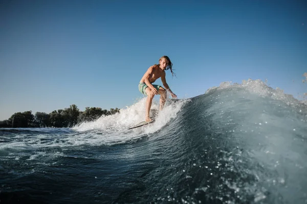 Jovem wakesurfer conquista uma onda alta em um tabuleiro — Fotografia de Stock