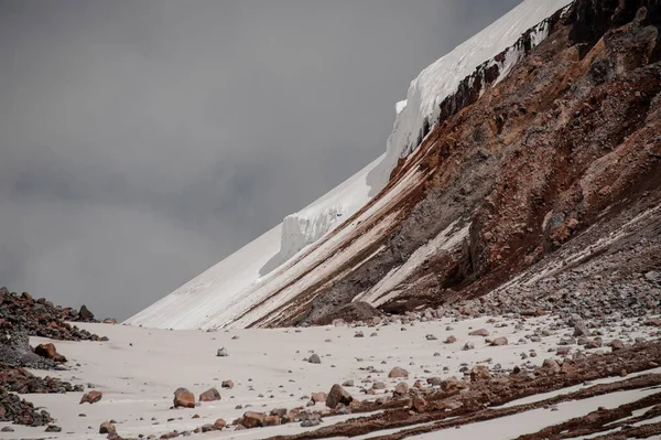 Pente montagneuse avec les restes de neige sur le rocher — Photo