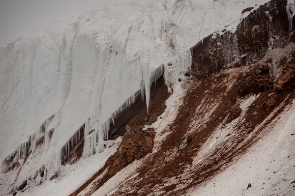 山上肮脏的棕色小山，石道上有残雪 — 图库照片