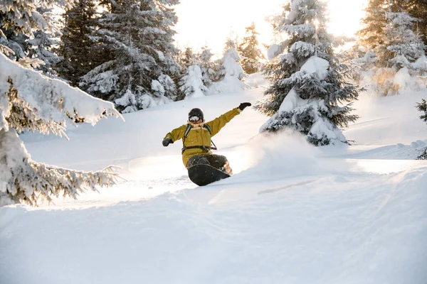 Αρσενικό freeride snowboarder άλμα στο βουνό χιονισμένη πλαγιά — Φωτογραφία Αρχείου