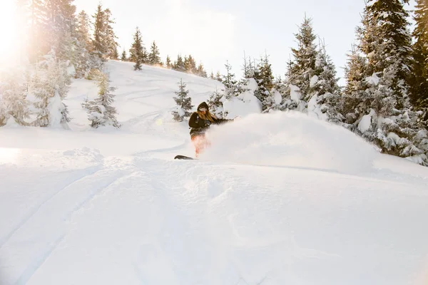 Hombre deslizándose desde la montaña en una tabla de snowboard profesional —  Fotos de Stock