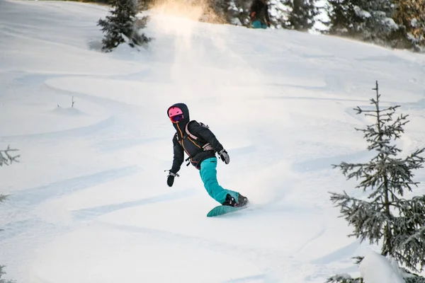 Жінка ковзає з гори на професійному сноуборді — стокове фото