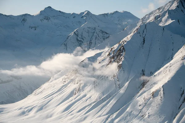 Utsikt över snöig bergstopp under stark sol — Stockfoto