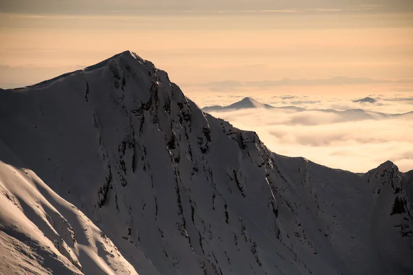 Utsikt över snöig bergstopp vid solnedgången — Stockfoto