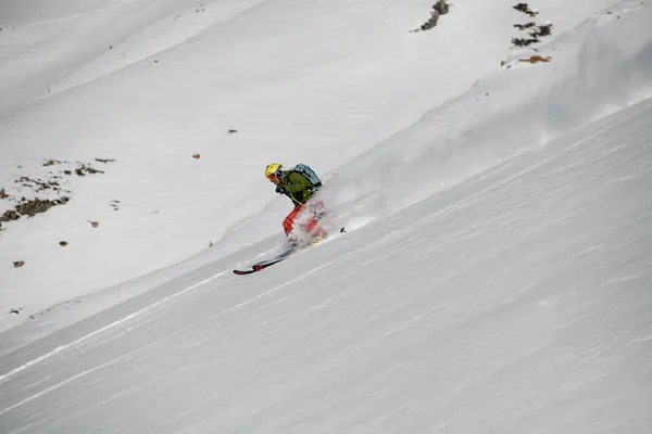 Male skier rides down on the mountain slope — Stock Photo, Image