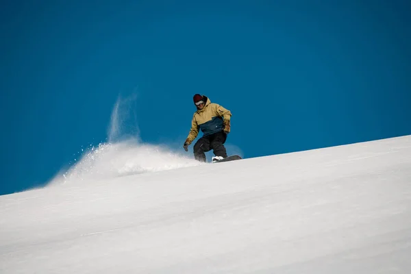 Masculino freerider slides para baixo no o montanha lado — Fotografia de Stock