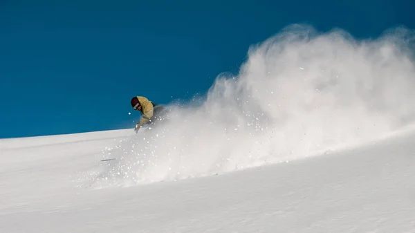 Masculino freerider desliza para baixo o neve montanha inclinação — Fotografia de Stock