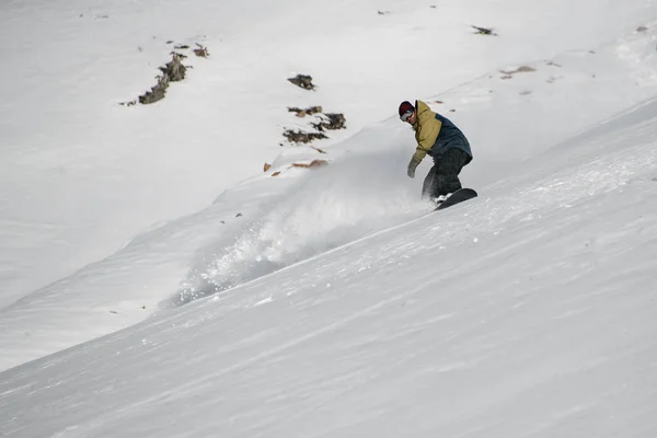 Masculino freerider desliza para baixo o neve montanha encosta — Fotografia de Stock