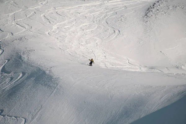 Homme freerider glissant sur la pente enneigée de la montagne — Photo