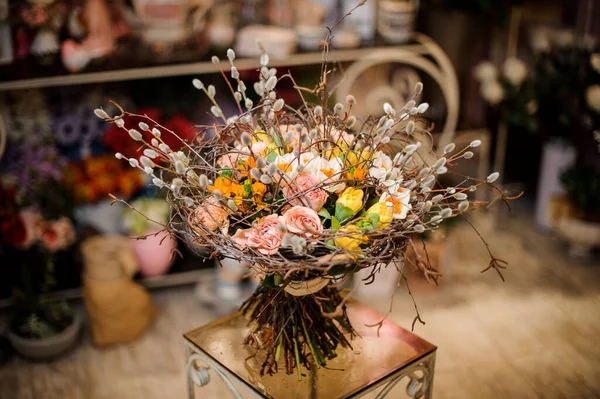 Bouquet avec saule debout sur une table en verre — Photo