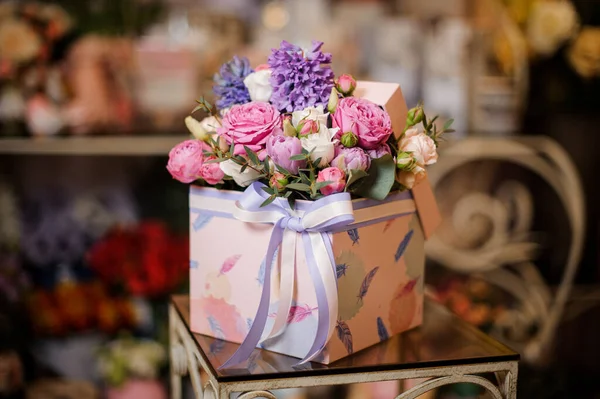 Superbe bouquet de fleurs en boîte carrée — Photo