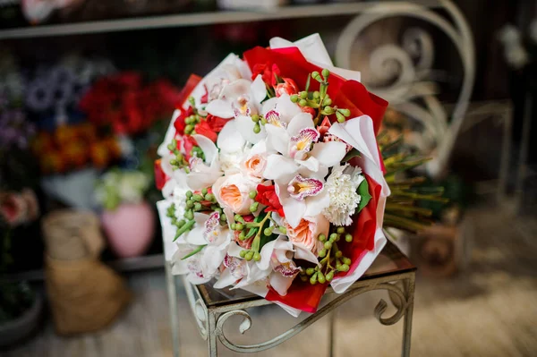 Bouquet de fleurs variées pose sur tabouret — Photo