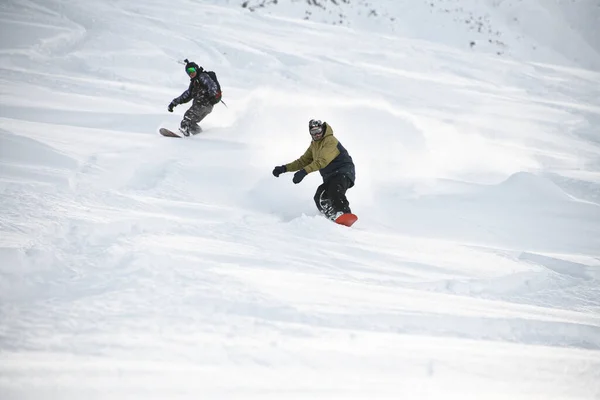 Dois freeriders deslizando pela encosta da montanha — Fotografia de Stock