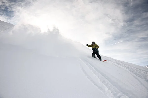 Freerider en anorak monta en una tabla de snowboard en las montañas —  Fotos de Stock