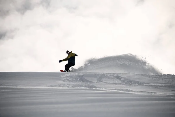 Freerider no equipamento cheio que desliza em um snowboard em montanhas — Fotografia de Stock
