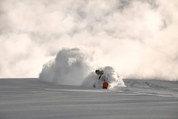 Masculino em um snowboard desliza em um lado de montanha nevado — Fotografia de Stock