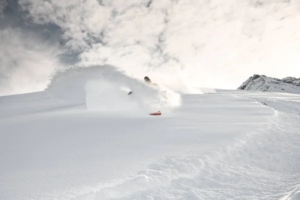 Snowboarder passeios através da neve no lado da montanha — Fotografia de Stock