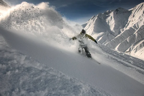 Freerider escorregando pela montanha através da neve — Fotografia de Stock