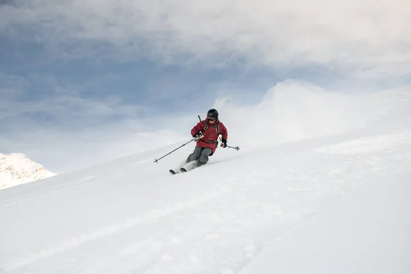 Man on a ski gliding on a snowy mountain — Φωτογραφία Αρχείου