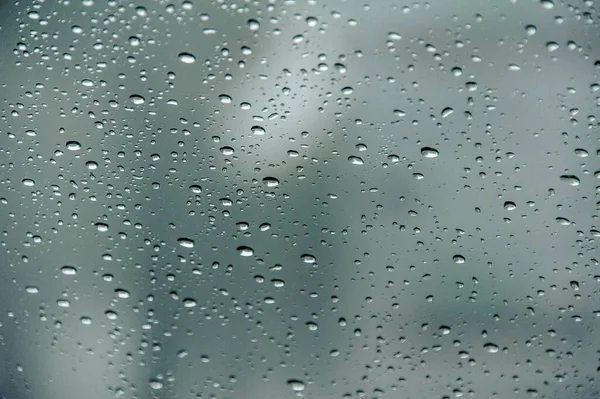 Vista da vicino a vetro con gocce d'acqua su di esso — Foto Stock