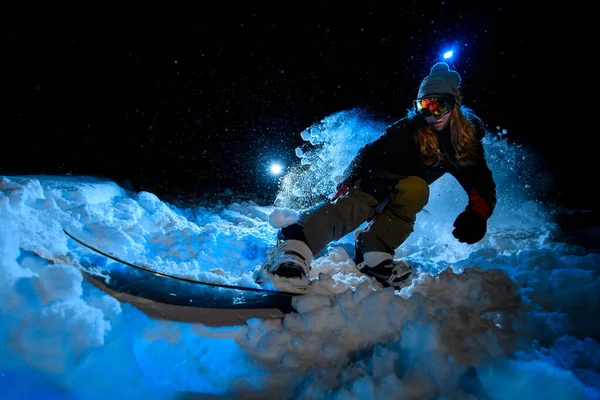 Fille freerider faire des cascades sur fond de lumière bleue — Photo