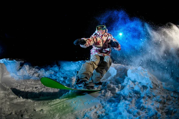 Male in winter clothes glides on a snowboard — Stock Photo, Image