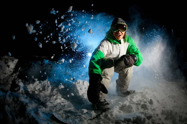 Cara feliz desliza em um snowboard em montanhas — Fotografia de Stock