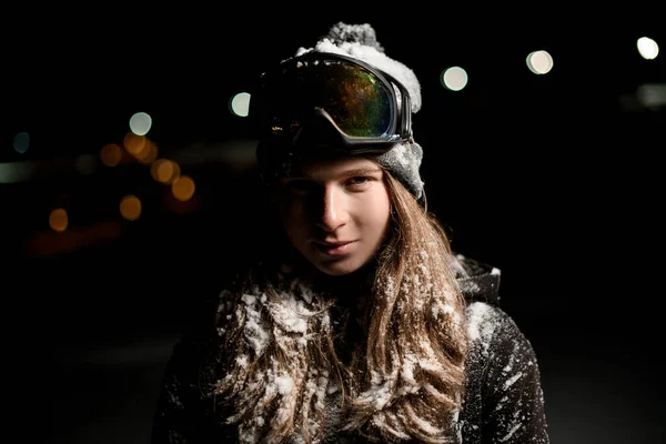 Retrato de niña en ropa deportiva de invierno y gafas — Foto de Stock