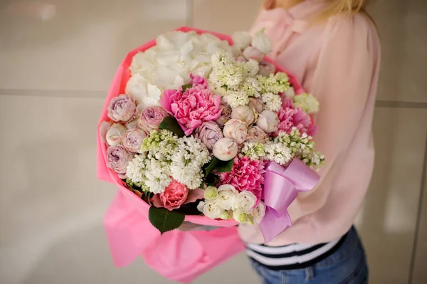 Trendiger Strauß frischer Blumen in Rosatönen — Stockfoto