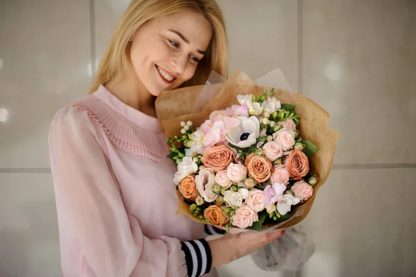 Rico ramo de rosas y flores de eustoma, hoja verde en la mano. Ramo de primavera fresca . — Foto de Stock