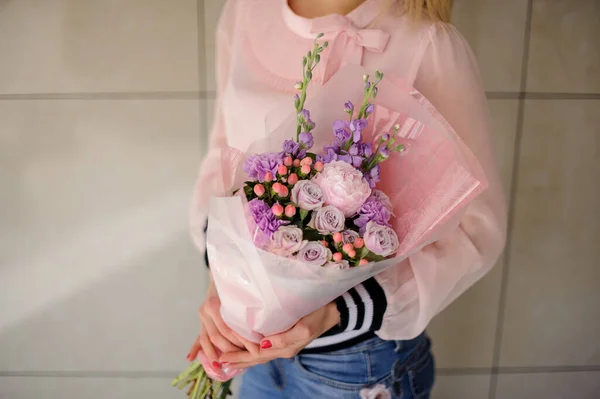 Buket indah yang terbuat dari bunga yang berbeda di tangan wanita muda — Stok Foto