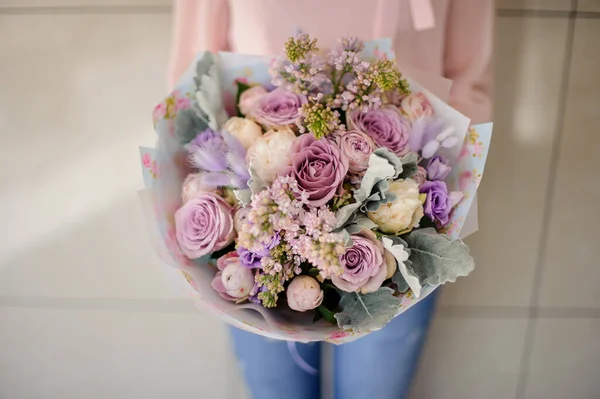 Woman holding a beautiful fresh blossoming bouquet — 스톡 사진