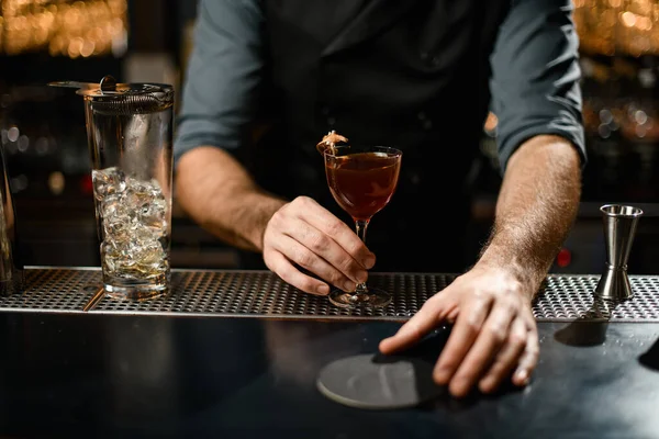 Hands of a bartender at bar restaurant with wineglass — Stockfoto