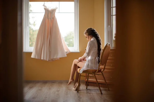 Pretty girl is going to wear a beautiful pink dress — Stock fotografie