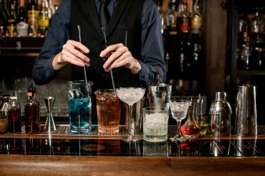 Profesyonel barmen barda kokteyl veriyor..