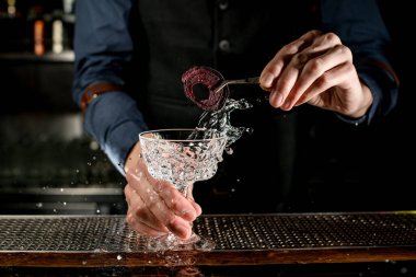 Meyve dilimi ile süslenmiş şeffaf bir içecek serpiştirilmiş bohem cam..